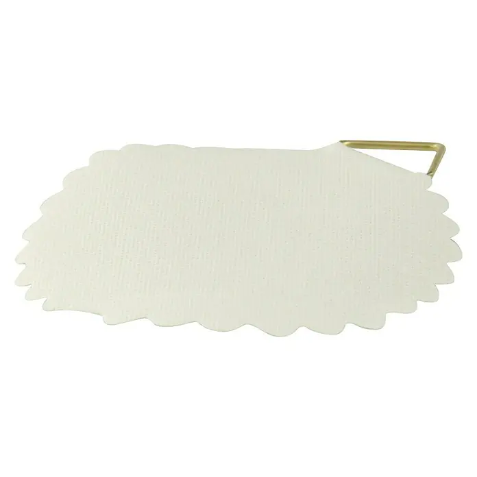 Suki Gancho para colgar cuadros - Diámetro: 30 mm, 6 ud. - Primer plano de un plato para joyas blanco con forma de concha de vieira con asa dorada. Perfecto para guardar joyas con estilo y como elemento decorativo.