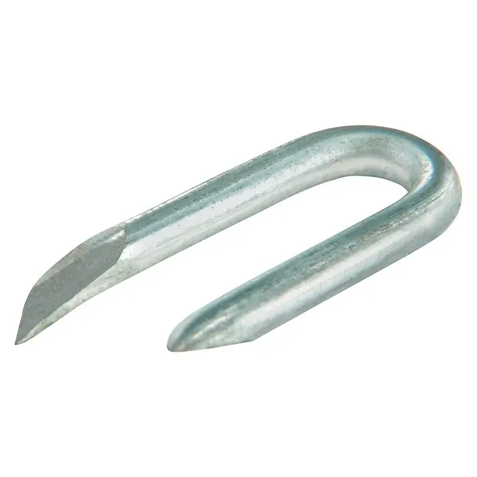 Suki Clavo - Ø x L: 2 x 20 mm, Acero, Zincado, DIN 1159 - Primer plano de un alambre en forma de U que se asemeja a una grapa. Se utiliza para cercas o para asegurar cables.