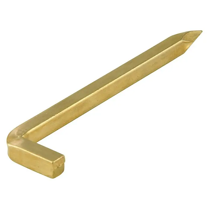Suki Alcayata - Ø x L: 2 x 30 mm, Número de componentes: 1 ud. - Primer plano de una llave de pasador de chaveta dorada con una punta afilada y un mango en forma de L, sobre un fondo negro.