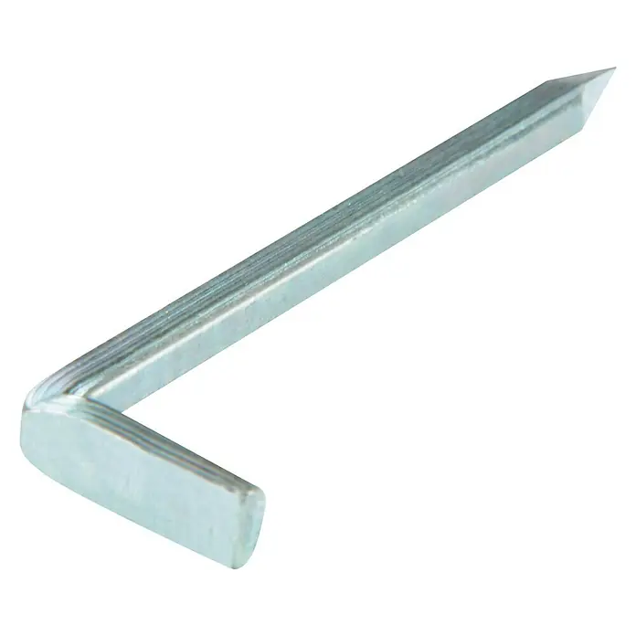 Suki Gancho de acero - Ø x L: 3 x 50 mm, Acero, Zincado, 40 ud. - Un clavo angular brillante de color plateado con una punta afilada, ideal para fijaciones precisas sobre un fondo negro.