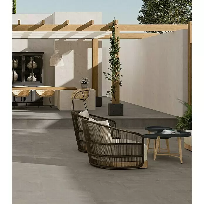 Terrassenfliese Garden Grey - 60 x 60 x 2 cm, Grau, Matt - Graue Outdoor-Bodenfliesen bilden eine abgestufte Terrasse mit Loungemöbeln und einer Holzpergola.