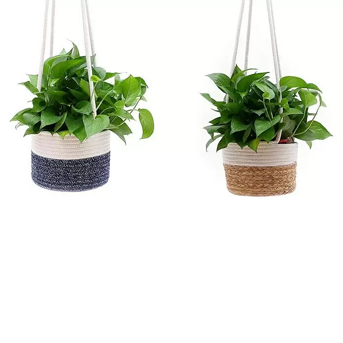 Blumenampel - Naturmaterialien, Grau/Weiß - Zwei hängende Seilpflanzer mit grünen Pflanzen, einer blau-beige, der andere braun-beige.
