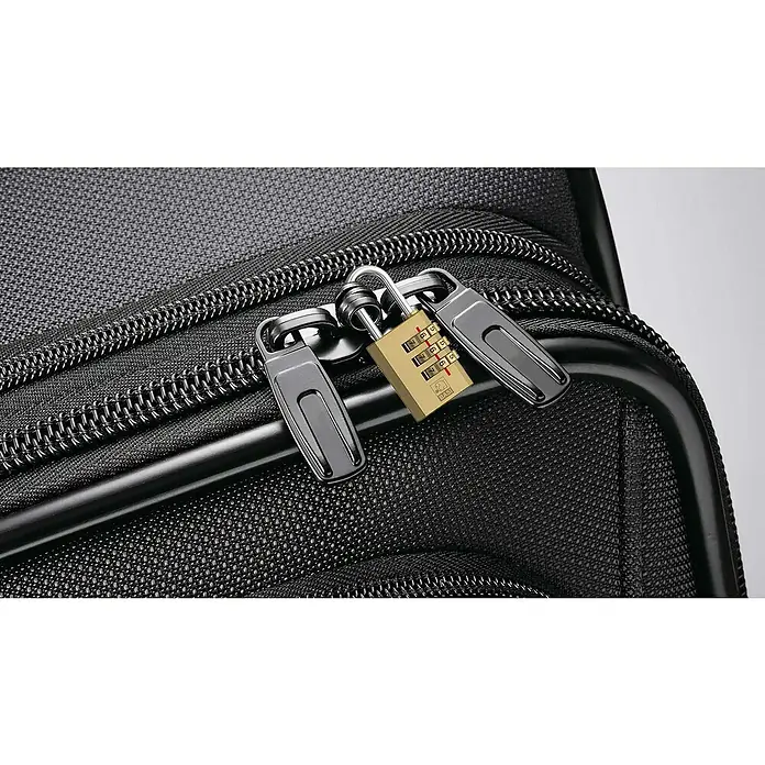 Basi Zahlenschloss KS 622L x B: 30 x 21 mm, Bügelstärke: 3 mm, Messing - Nahaufnahme eines schwarzen Koffers mit Reißverschluss und einem goldenen Zahlenschloss, das die Sicherheit des Gepäcks hervorhebt.