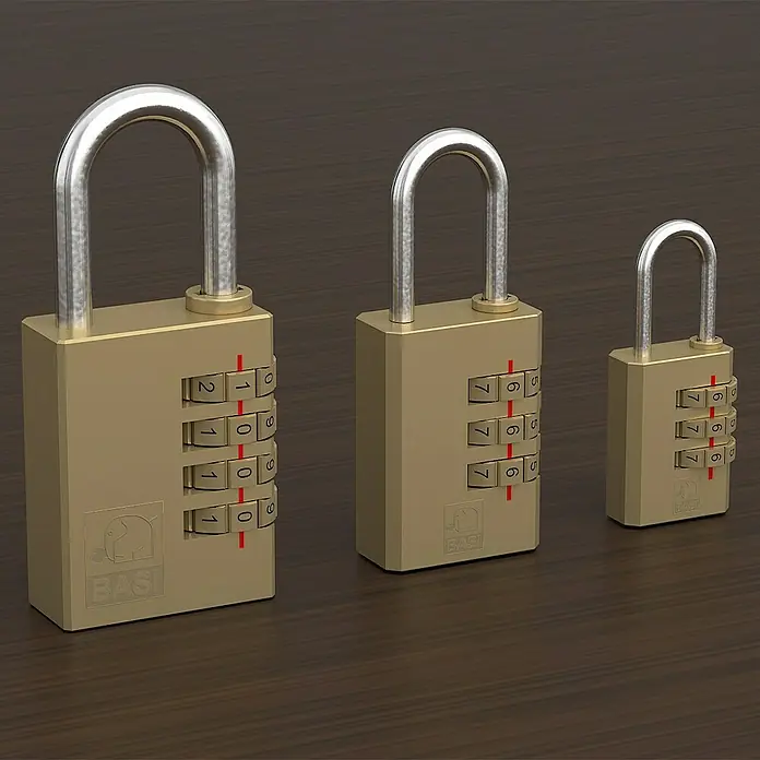 Basi Zahlenschloss KS 622L x B: 30 x 21 mm, Bügelstärke: 3 mm, Messing - Drei goldene BASI Zahlenschlösser in verschiedenen Größen, die auf einer dunklen Holzoberfläche stehen.