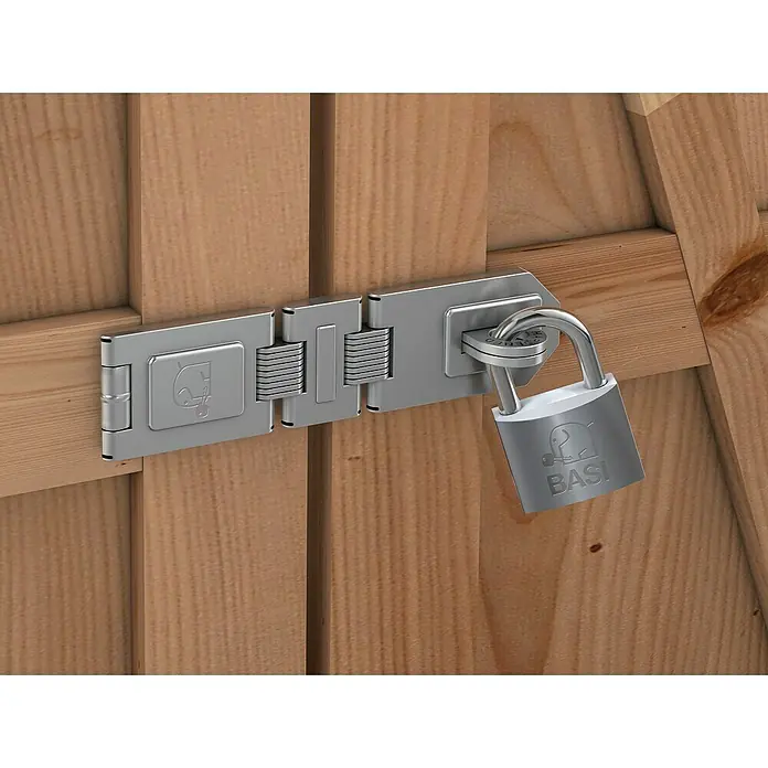 Basi Sicherheitsüberfalle SF 50 - L x B: 155 x 47 mm, Verzinkt - Das Bild zeigt ein silbernes BASI-Vorhängeschloss, das an einem Riegel an einer Holztür befestigt ist und Sicherheit bietet.