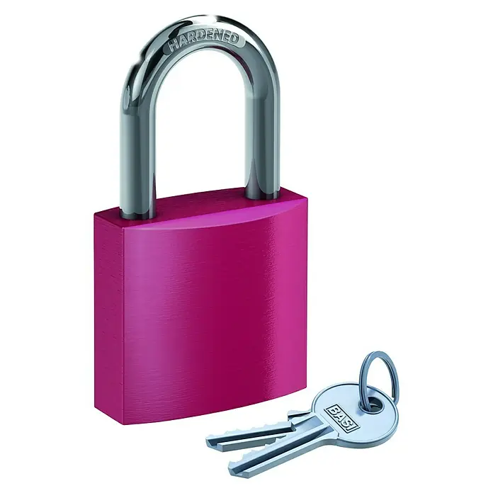 Basi Vorhängeschloss VHS 619Rot, Aluminium, Bügelstärke: 6,5 mm - Nahaufnahme eines pinkfarbenen Vorhängeschlosses mit gehärtetem Bügel und zwei Schlüsseln, die auf einer schwarzen Oberfläche liegen.