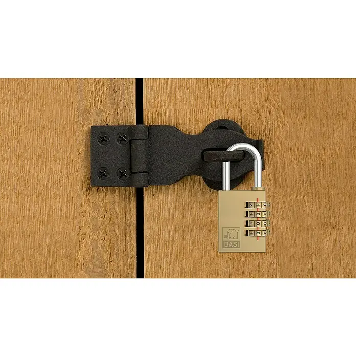 Basi Zahlenschloss VHS 622L x B: 50 x 38 mm, Bügelstärke: 6 mm, Messing - Das Bild zeigt ein BASI Zahlenschloss, das an einem schwarzen Riegel an einer Holztür befestigt ist. Das Schloss ist messingfarben und hat vier Zahlenscheiben.