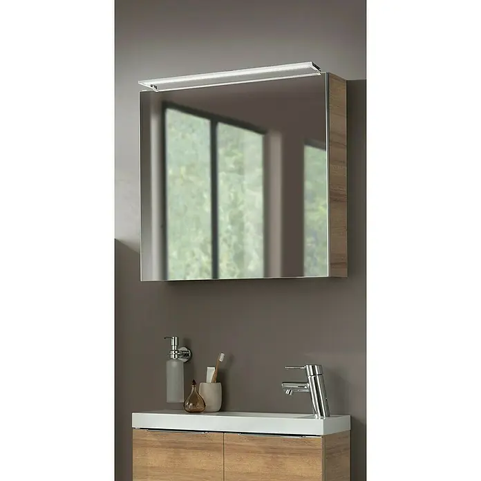 Camargue Stella LED-Spiegelschrank - B x H: 60 x 68,4 cm, Mit Beleuchtung, DIN Anschlag: Rechts, Berg Eiche, Spanplatte - Spiegelschrank mit Holzrahmen und integrierter Beleuchtung, montiert über einem modernen Waschtisch mit Armatur.