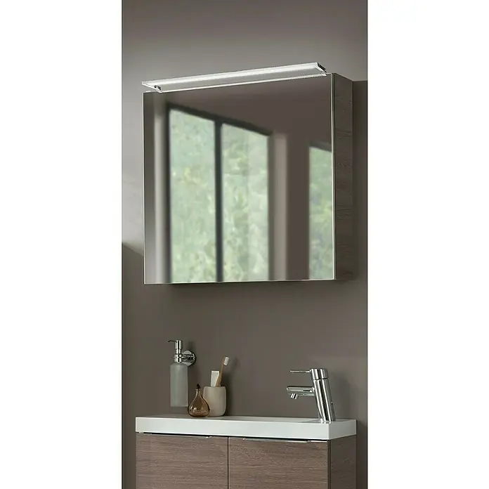 Camargue Stella LED-Spiegelschrank - B x H: 60 x 68,4 cm, Mit Beleuchtung, DIN Anschlag: Rechts, Eiche Maron, Spanplatte - Hier sehen Sie einen Spiegelschrank mit Beleuchtung und Waschtischarmatur, perfekt für jedes moderne Badezimmer.