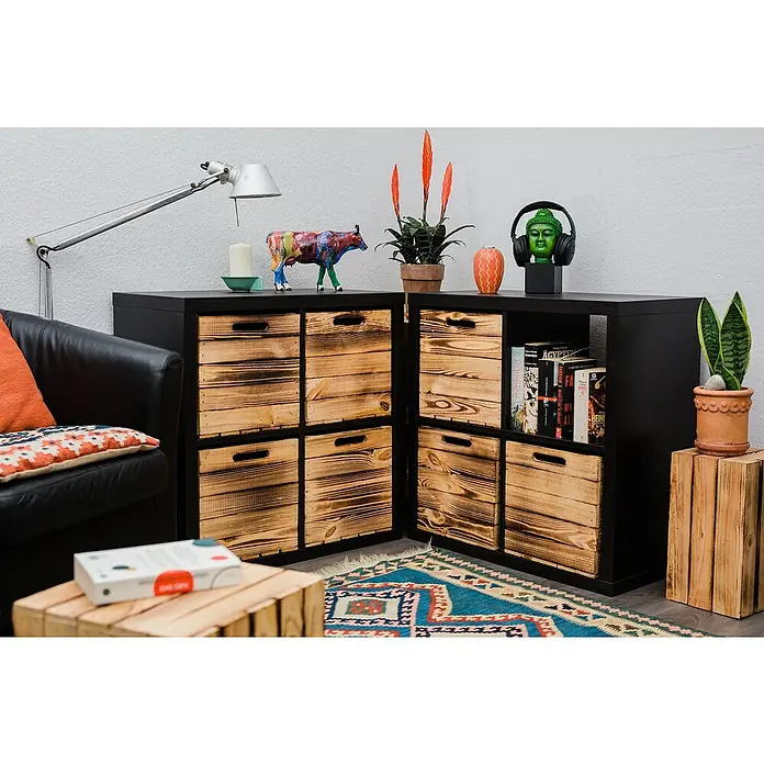 Holzkiste Used Natur mit Eingriffen - L x B x H: 32,5 x 33 x 37,5 cm, Braun, 2 Eingriffe - Elegante schwarze Regale mit Holzschubladen, kombiniert mit dekorativen Elementen wie einer Lampe und Pflanzen, für stilvolle Aufbewahrung.