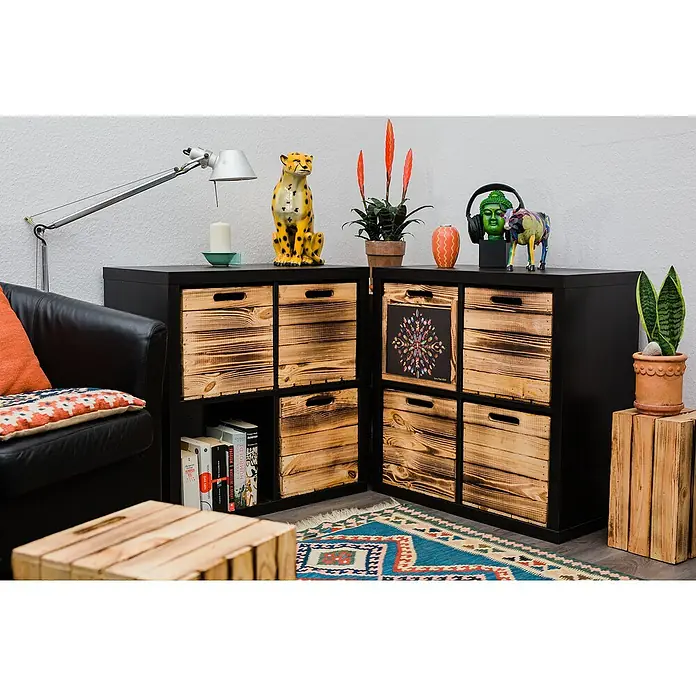 Holzkiste geflammt mit Eingriffen - L x B x H: 32,5 x 33 x 37,5 cm, Natur, 2 Eingriffe - Zwei schwarze Regale mit Holzkisten-Einsätzen, dekoriert mit diversen Gegenständen wie einer Lampe und einer Gepardenfigur.