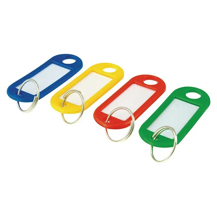 Suki Llavero con etiqueta - Largo: 50 mm - Un surtido de cuatro llaveros de colores con anillas metálicas y etiquetas blancas para identificación.