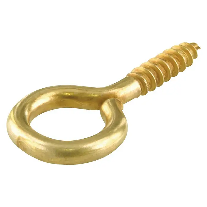 Suki Hembrilla cerrada - Ø x L: 10 x 20 mm, 1 ud., Latón - Primer plano de un tornillo de ojo dorado con una rosca que sube en espiral, aislado sobre un fondo negro.