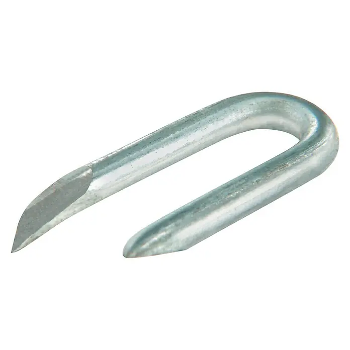 Suki Clavo - Ø x L: 3,1 x 31 mm, Acero, Zincado, DIN 1159 - Primer plano de una grapa de alambre plateada, utilizada para asegurar materiales. La imagen destaca los detalles y la calidad de la grapa.
