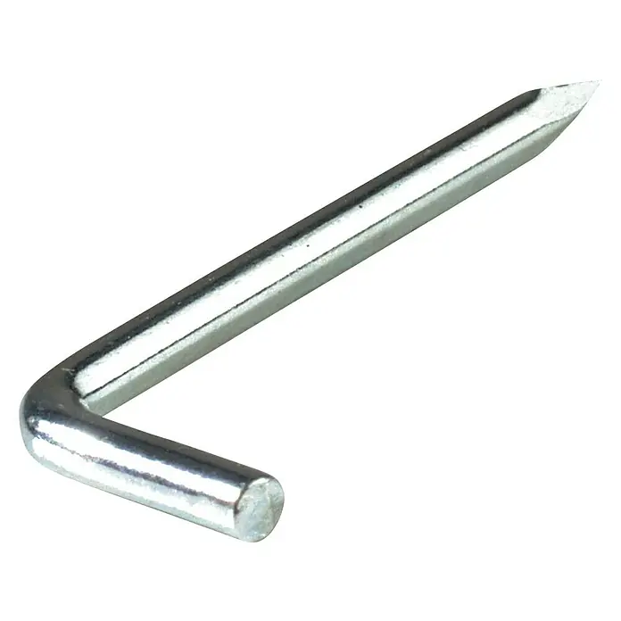Suki Gancho de acero - Ø x L: 3 x 30 mm, Acero, Zincado, 15 ud. - Primer plano de un clavo plateado doblado con una punta afilada sobre un fondo negro.