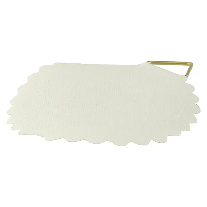 Suki Gancho para colgar cuadros - Diámetro: 45 mm, 6 ud. - Primer plano de un jabón blanco en forma de concha de vieira con un colgador dorado sobre un fondo negro.