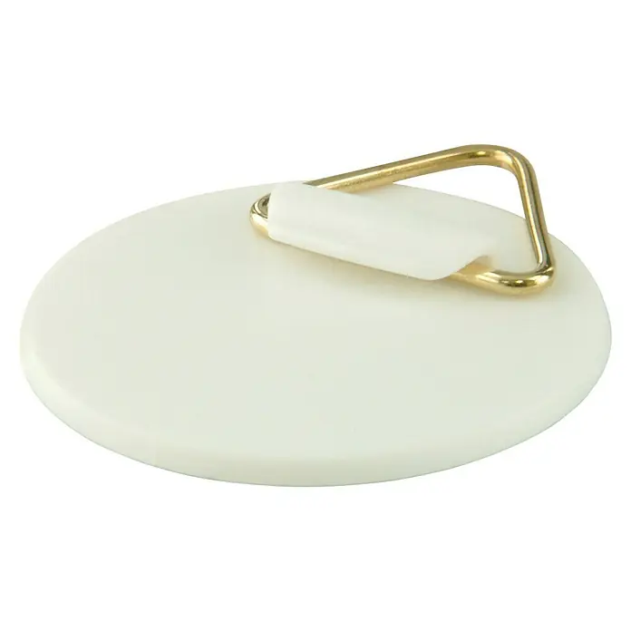 Suki Gancho para colgar cuadros - 25 mm - Primer plano de una jabonera redonda blanca con un soporte dorado y una pastilla de jabón blanca, sobre un fondo negro.