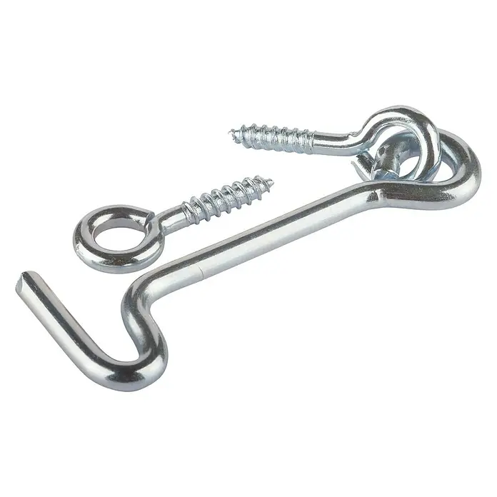 Suki Gancho con ojal - Largo: 40 mm, Acero, 1 ud. - Primer plano de un juego de cierre de gancho y ojo de color plateado con dos tornillos de ojo sobre un fondo negro.