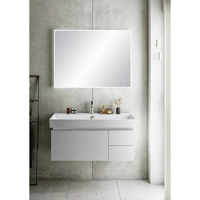 Riva Tape Einbauwaschbecken - 100 x 45,5 cm, Weiß - Modernes Badezimmer-Waschbecken mit LED-Spiegel und weißen Unterschränken vor grauer Wand für stilvolle Badgestaltung.