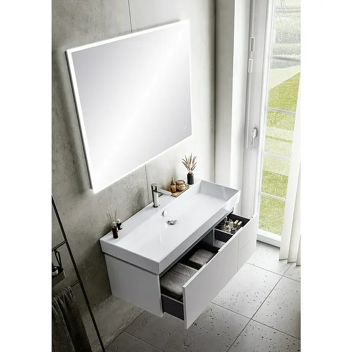 Riva Tape Einbauwaschbecken - 100 x 45,5 cm, Weiß - Modernes Badezimmer-Interieur mit einem Unterschrank mit Waschbecken und einem beleuchteten Spiegel. Elegantes Design und viel Stauraum.