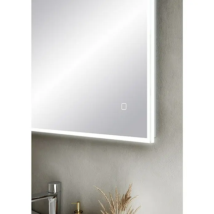 Riva Tape LED-Lichtspiegel - 80 x 75 cm - Nahaufnahme eines rechteckigen, beleuchteten Spiegels mit einer minimalistischen Touch-Taste an einer strukturierten Wand.