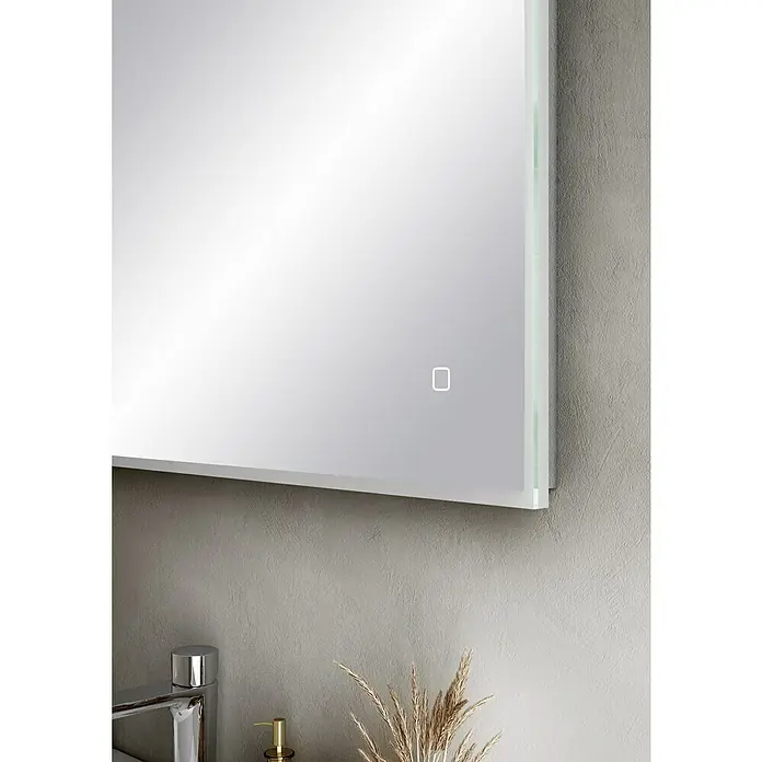 Riva Tape LED-Lichtspiegel - 80 x 75 cm - Nahaufnahme eines beleuchteten Spiegels mit einem modernen, minimalistischen Design, das eine elegante und funktionale Badezimmerausstattung zeigt.