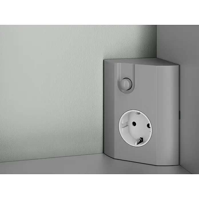 Jokey Spiegelschrank Tromsö - B x H: 63 x 69 cm, Holz, Aluminium - Nahaufnahme einer Ecksteckdose in einem modernen Interieur, die Funktionalität und Design vereint.