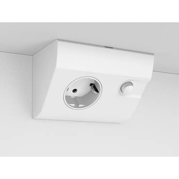 Riva LED-Spiegelschrank Verdal - B x H: 80 x 68 cm, Holz, Weiß - Nahaufnahme einer weißen Steckdose mit Schalter, die an einer weißen Wand montiert ist. Die Steckdose ist der Typ F Schuko.