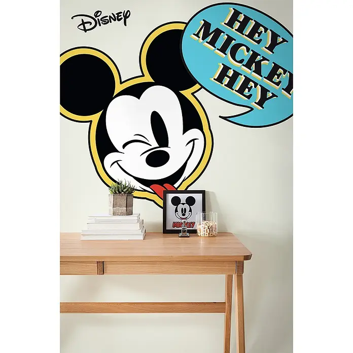 Komar Dekosticker Hey Mickey Hey XXL - B x H: 127 x 200 cm - Mickey Mouse Wandkunst mit einer Schreibtischszene, die einen stilvollen und verspielten Akzent für jedes Kinderzimmer oder Spielzimmer setzt.