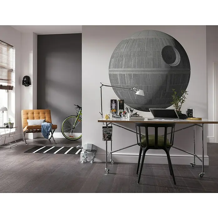Komar Star Wars Dekosticker Death Star XXL - B x H: 127 x 127 cm - Stylisches Arbeitszimmer mit einem markanten Death Star Wandbild, einem Schreibtisch mit Laptop und einem schwarzen Stuhl.