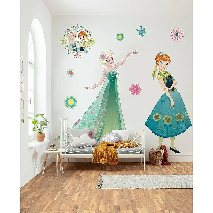 Komar Dekosticker Frozen Springtime - B x H: 127 x 200 cm - Buntes Kinderzimmer mit Wandaufklebern aus dem Film "Die Eiskönigin", die die Figuren Elsa und Anna zeigen, zusammen mit dekorativen Blumen und Schneeflocken.