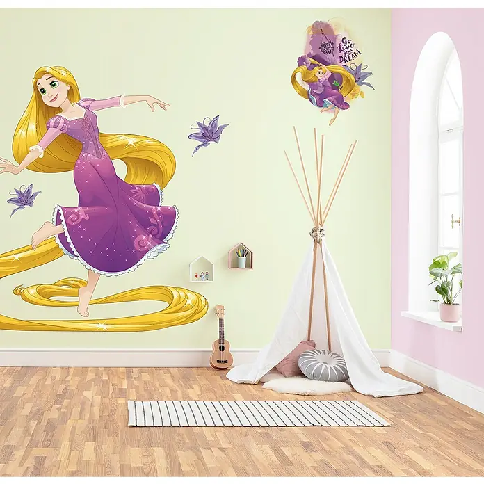 Komar Dekosticker Rapunzel XXL - B x H: 127 x 200 cm - Ein Kinderzimmer mit Rapunzel Wandtattoos, einem Tipi Zelt, einer Ukulele und anderen Dekorationen für ein verspieltes Ambiente.