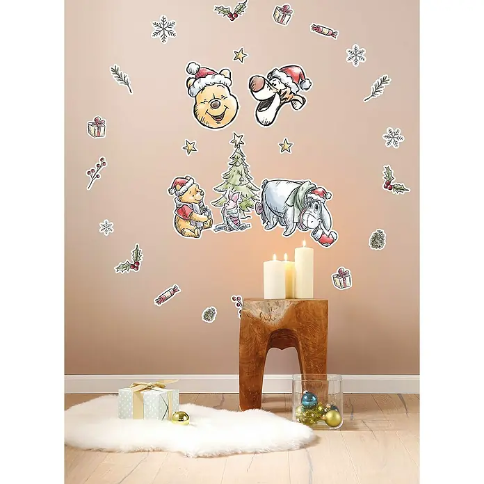 Komar Dekosticker Winnie Pooh Christmas - B x H: 50 x 70 cm - Weihnachtliche Wanddekoration mit Winnie Puh und seinen Freunden, die festliche Stimmung verbreiten und jedem Raum eine warme Note verleihen.
