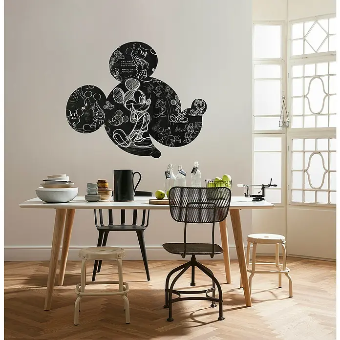 Komar Dots Fototapete rund Mickey Head Illustration - 127 cm, Selbstklebend - Esszimmer mit weißem Tisch, Stühlen und Mickey Mouse Wanddeko. Der Raum ist hell und freundlich gestaltet.