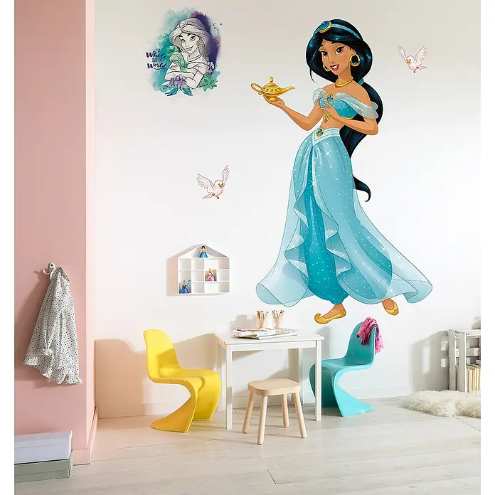 Komar Dekosticker Jasmin XXLB x H: 127 x 200 cm - Wanddeko mit Jasmin-Motiven im Kinderzimmer. Die Abziehbilder zeigen Jasmin, ihr Öllampe und kleine Vögel an einer weißen Wand.