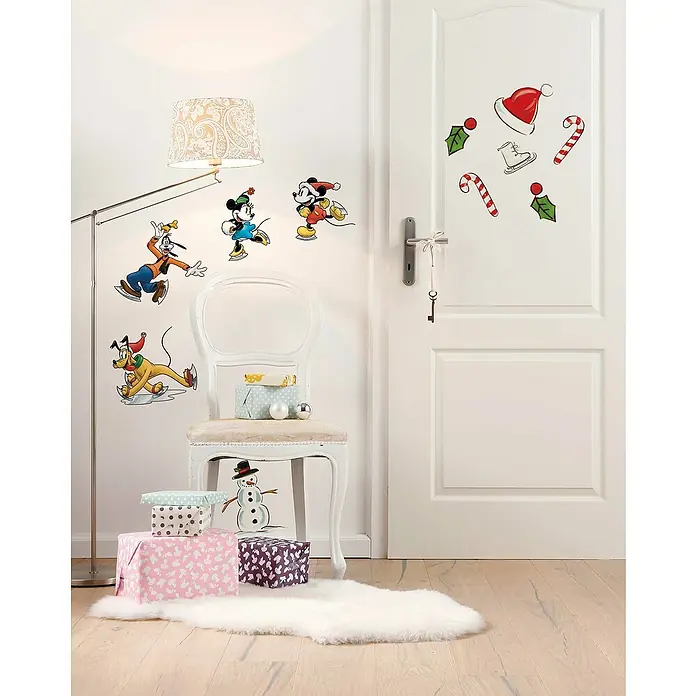 Komar Dekosticker Mickey Ice SlideB x H: 50 x 70 cm - Eine festliche Szene mit Disney-Figuren auf Schlittschuhen als Wanddekoration und Weihnachtsaufklebern an der Tür.