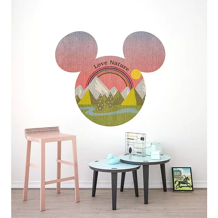 Komar Dots Fototapete rund Mickey Head Summer Hike - 127 cm, Selbstklebend - Wandaufkleber in Micky-Maus-Kopfform mit „Love Nature“-Schriftzug, Bergen, Fluss, Regenbogen und Sonne, über Kindermöbeln.