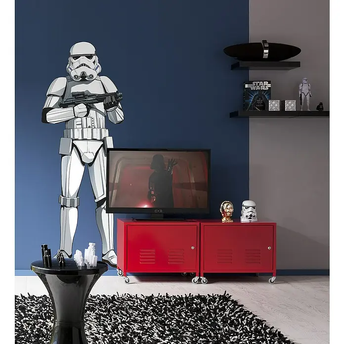 Komar Star Wars Dekosticker Stormtrooper XXL - B x H: 127 x 188 cm - Stilvolles Star Wars-inspiriertes Interieur mit Stormtrooper-Figur, rotem Schrank und TV.