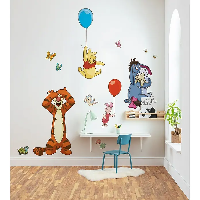 Komar Dekosticker Winnie and Friends XXL - B x H: 127 x 200 cm - Wanddekor mit Winnie Puh-Motiven im Kinderzimmer. Aufkleber von Winnie Puh, Tigger und I-Aah an einer weißen Wand, die eine gemütliche Atmosphäre schaffen.