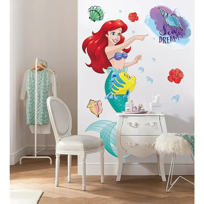 Komar Dekosticker Arielle XXLB x H: 127 x 200 cm - Wanddeko mit Arielle-Motiv, ideal für Mädchenzimmer. Bringt eine märchenhafte Unterwasserwelt an die Wand und sorgt für fröhliche Akzente.