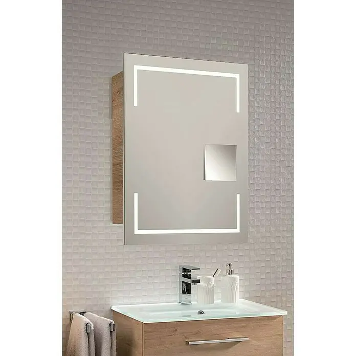 Camargue Stella LED-SpiegelschrankB x H: 60 x 73,7 cm, Holz, Berg Eiche, DIN Anschlag: Rechts, Kantenausführung Tür: Eckig - Ein moderner Spiegelschrank mit integrierter Beleuchtung und Holzrahmen, montiert über einem Waschbecken mit Armatur und Accessoires.