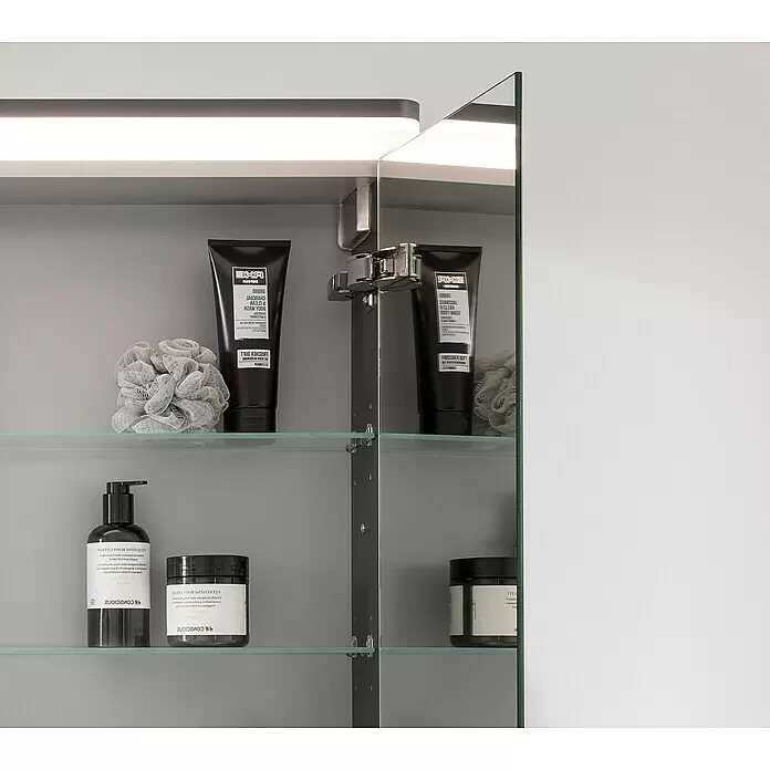 Lanzet Modern 3.0 LED-Spiegelschrank - B x H: 80 x 68,4 cm, Mit Beleuchtung, Weiß - Hygieneartikel: schwarzes Duschgel, dunkle Lotion/Creme und ein grauer Badeschwamm, ordentlich auf Glasablagen in einem beleuchteten Badschrank.