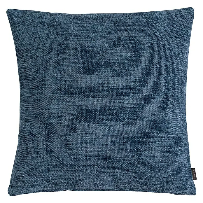 Kissen Coco Chenille - Blau, 45 x 45 cm, 100 % Baumwolle - Nahaufnahme eines quadratischen, blauen Zierkissens mit einer Textur, die an Leinen erinnert, vor einem schwarzen Hintergrund.