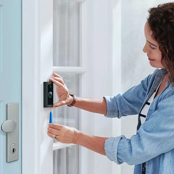 Ring Türklingel mit Kamera Video Doorbell Wired - Bronze, 1.920 x 1.080 Pixel (Full HD), 2,24 x 4,57 x 10,1 cm, Smarte Steuerung: Ring App - Anwendungsbeispiel
