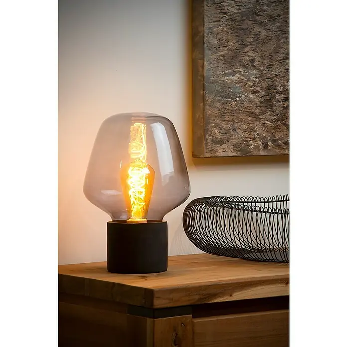 Lucide LED-Tischleuchte Becky - 40 W, L x B x H: 20 x 20 x 29,5 cm, Rauch - Elegante Tischleuchte mit grauem Glas und warmem Licht auf einem rustikalen Holztisch. Eine dekorative Bereicherung für jeden Raum.