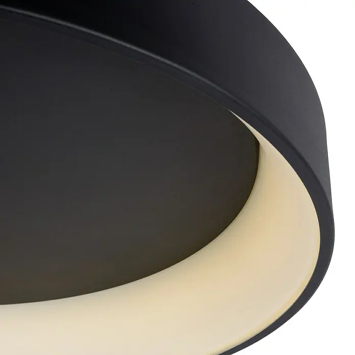 Lucide Deckenleuchte rund Talowe Led - 30 W, Ø x H: 45,5 x 13 cm, Schwarz - Nahaufnahme einer modernen schwarzen Deckenleuchte mit indirekter Beleuchtung, die ein weiches, einladendes Licht erzeugt.