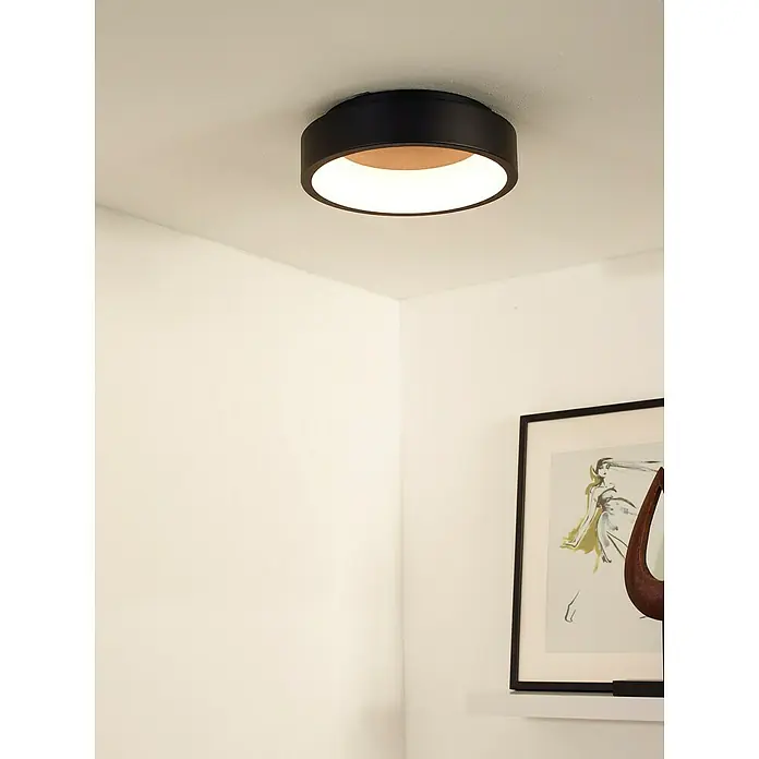 Lucide Talowe LED-Deckenleuchte rund - 20 W, Ø x H: 300 mm x 8 cm, Schwarz, Warmweiß - Diese Aufnahme zeigt eine moderne, schwarze Deckenleuchte, die ein warmes, einladendes Licht in den Raum wirft und eine stilvolle Atmosphäre schafft.