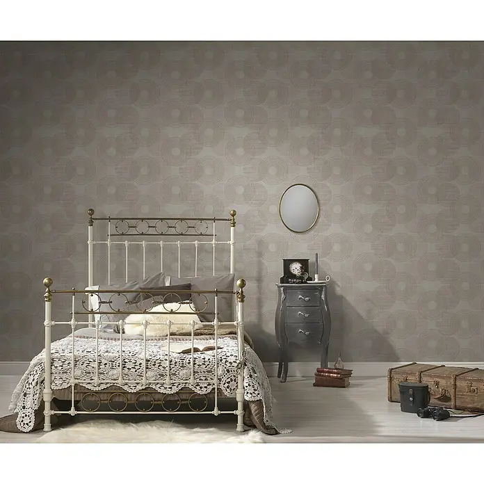 A.S. Création Attractive Papel pintado de vellón Círculos - Beige, Gráfico, 10,05 x 0,53 m - Elegante dormitorio con cama de hierro blanca, mesita de noche y accesorios vintage frente a pared estampada.