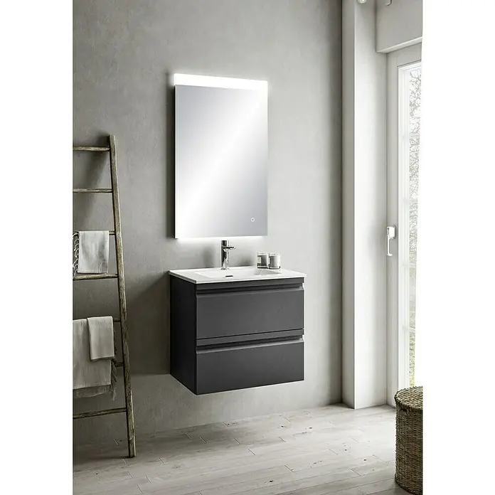Camargue Pull Waschtischunterschrank - B x T x H: 59,5 x 45,4 x 55 cm, Grafit - Modernes Badezimmer-Waschbecken mit LED-Spiegel und grauem Unterschrank, ergänzt durch eine Holzleiter und einen Korb.