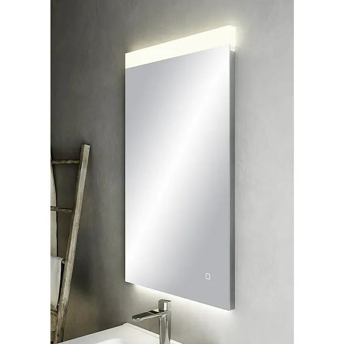 Camargue Pull LED-Lichtspiegel - 55 x 90 cm - Ein moderner, rechteckiger Badezimmerspiegel mit integrierter Beleuchtung oben und unten sorgt für ein helles und elegantes Ambiente im Raum.